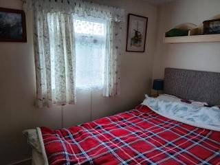 Charming 6 Berth Caravan With Decking By The Beach In Suffolk Ref 40107Nd - 3