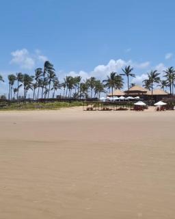 Casa cinza em frente à praia em condominio - 6