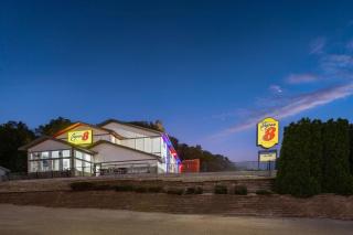 Super 8 by Wyndham Winona MN - 9