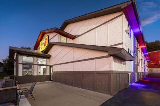 Super 8 by Wyndham Winona MN - 8