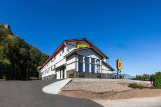 Super 8 by Wyndham Winona MN - 5