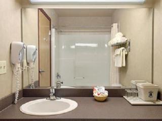 Ramada by Wyndham Ponoka - 1