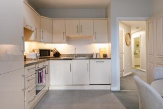Chic 2-Bed, 2 Bath Apt in City Centre Sleeps 6, Free Secure Parking - 4