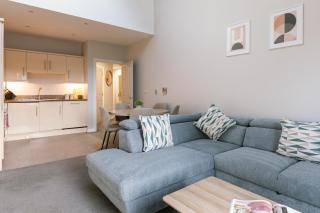 Chic 2-Bed, 2 Bath Apt in City Centre Sleeps 6, Free Secure Parking - 0