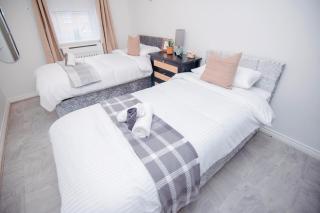 PG stays Spacious Entire 4 Bed house with Garden - 5