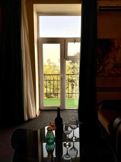 Cozy City Center Apartment - 8