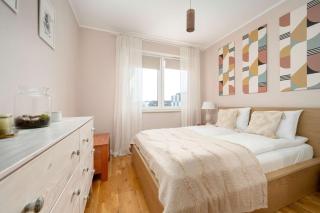 Spacious Apartment in Wrocław with a Desk for Remote Work and a Balcony by Noclegi Renters - 9