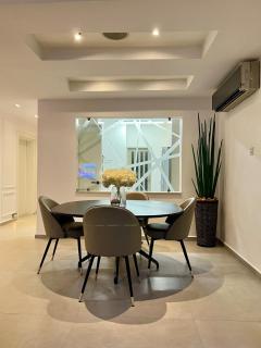 Luxury 2-Bed Apartment in Ikoyi with Pool & Gym - 8