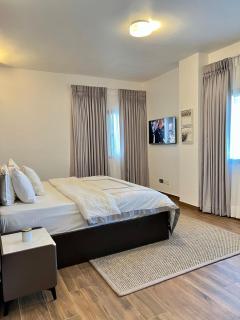 Luxury 2-Bed Apartment in Ikoyi with Pool & Gym - 3