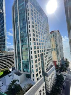 Stylish 1BR Modern Apt in Brickell - Free Parking - 6