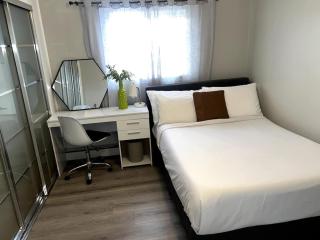 Stylish 3-Bedroom Stay Free Parking - 1