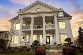 Gorgeous Historical Mansion on the Lake Front - 0