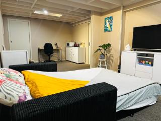 Guest Suite with Lounge & Bathroom - 4