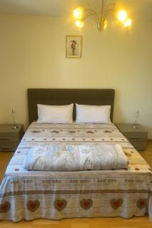 Lake View and Private Garden House for 6 - 9