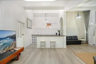 Casula cozy 3Br home with parking & WiFi - 8