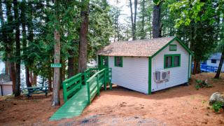 Getogether Pines Lakeside Cabin Resort - 7