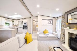 Sunbird Lodge with Hot Tub - 9