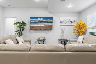 Elegant Beach Manor Grand Coastal Escape - 7