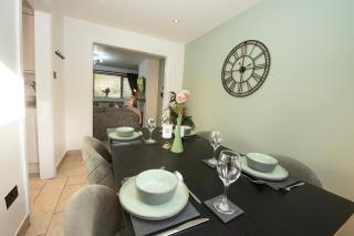 Stylish 3 Bed House, Free Parking, Close to M4 Newport - 8