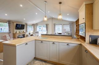 Kinship Lodge with Hot Tub - 1