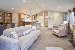 Kinship Lodge with Hot Tub - 4