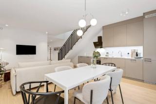 Stylish 2BR Retreat in City Center| Free Parking - 0