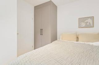 Stylish 2BR Retreat in City Center| Free Parking - 6