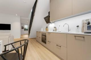 Stylish 2BR Retreat in City Center| Free Parking - 3