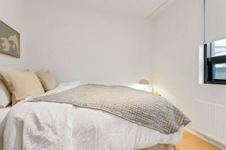 Luxury 2BR Retreat in City Center| Free Parking - 7