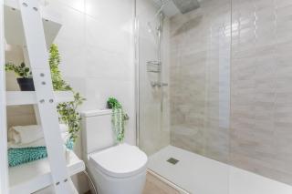 Bright 2-Bedroom Apartment with Terrace and Parking near the Beach - 6