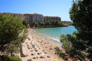 Bright 2-Bedroom Apartment with Terrace and Parking near the Beach - 5