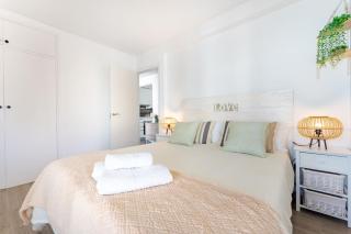 Bright 2-Bedroom Apartment with Terrace and Parking near the Beach - 3