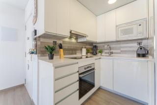 2-Bedroom Apartment with Terrace & Parking, 3 Min from Beach - 7