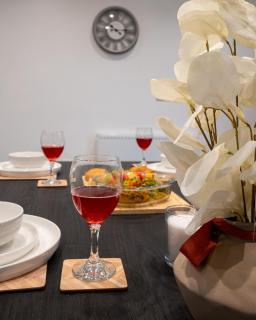 Stylish City Centre 2 bedroom Apartment- Arboretum Retreats - 2