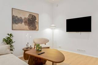 Premium 2BR Retreat in City Center| Free Parking - 5