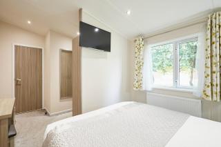 Reynards Retreat Lodge with Hot Tub - 4