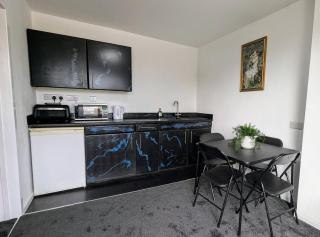 Flat, 2 Double Beds, Free Parking, Near Arena - 1