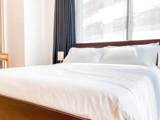 corner 1BR unit with city view Avant at The Fort - Sampong - 9