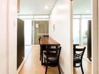 corner 1BR unit with city view Avant at The Fort - Sampong - 8