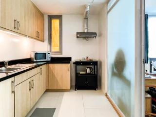 corner 1BR unit with city view Avant at The Fort - Sampong - 6