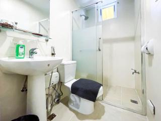 corner 1BR unit with city view Avant at The Fort - 1