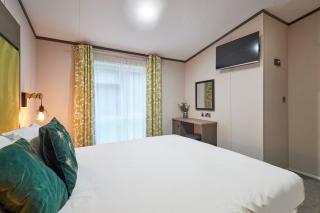 Gleneagles Lodge with Hot Tub - 4