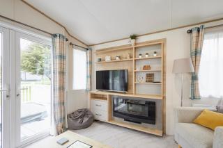 Squirrel Lodge with Hot Tub - 1