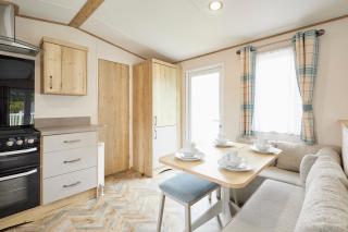 Squirrel Lodge with Hot Tub - 4