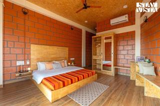 StayVista at RockEDGE - Shoolagiri with Bonfire, Infinity Pool - 3