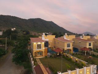 SaffronStays Aravilla - 9