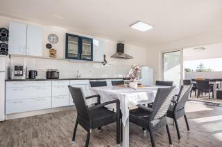 Family-friendly apartments with swimming pool Vir - Kozjak, Vir - 18589 - 2