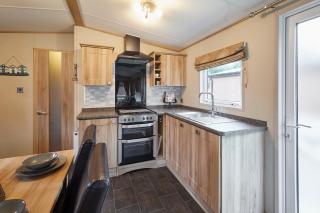 Brooksbank Lodge with Hot Tub - 6