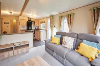 Brooksbank Lodge with Hot Tub - 5