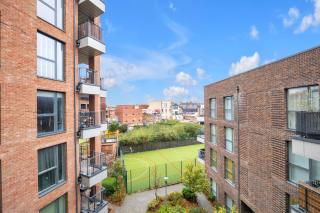 Modern 3BR Flat in Peckham, 2 Baths, Free Parking - 5